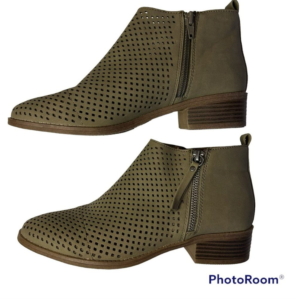 Taupe zippered bootie NWT